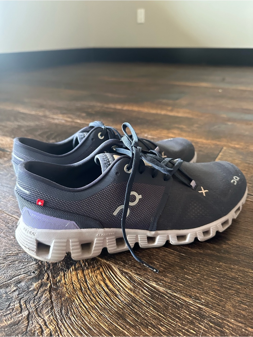 On Running Women’s Sneakers - Navy with Light Lavender  - Excellent Condition